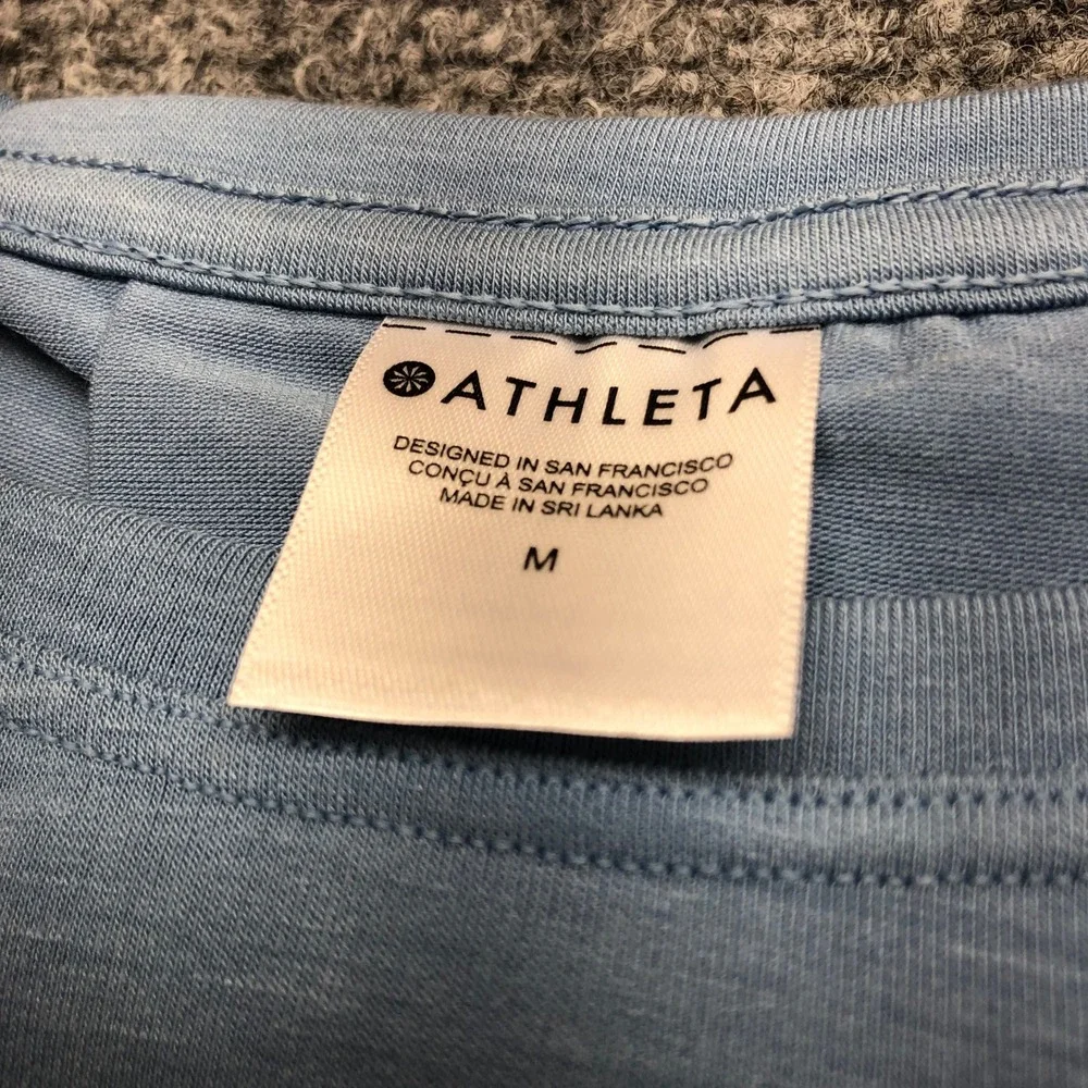 Athleta Womens Light Blue Pleated Back High Low Long Sleeve Top Size M 4579